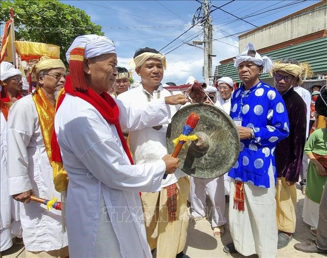Các vị chức sắc đồng bào Chăm đánh chiêng, bắt đầu nghi thức đi rước y trang tại Lễ hội Katê 2022.