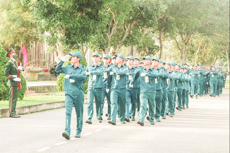 Các đơn vị tham gia phần thi diễu duyệt đội ngũ đội hình cấp trung đội - Ảnh: K.N