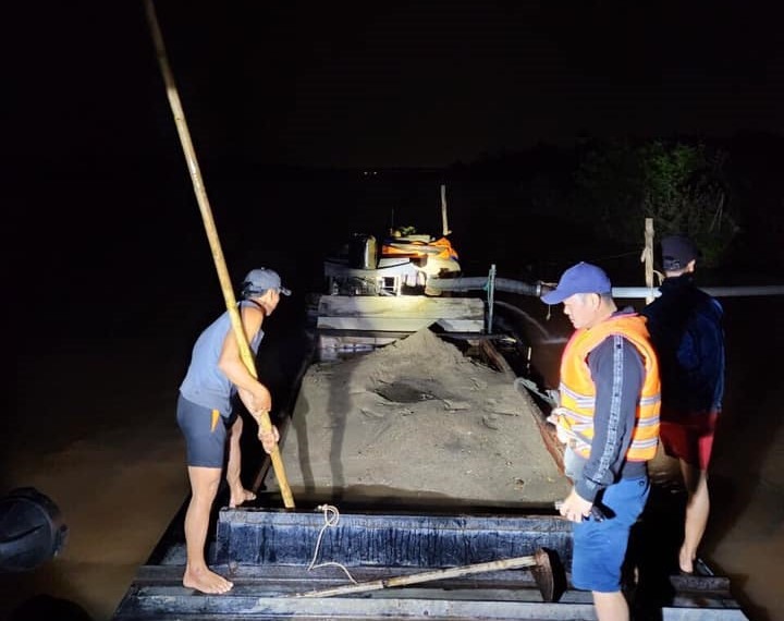 9,8 m3 cát trái phép trên sông Thạch Hãn bị lực lượng công an bắt giữ vào ngày 19/10 - Ảnh: CA.MT