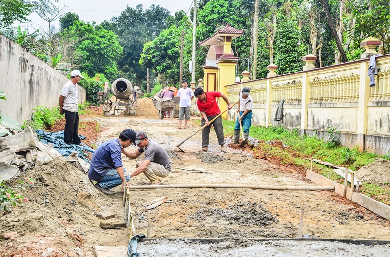 Sự chung sức của người dân đã tạo nguồn lực lớn để đầu tư kiên cố hóa giao thông nông thôn ở Vĩnh Linh - Ảnh: T.T