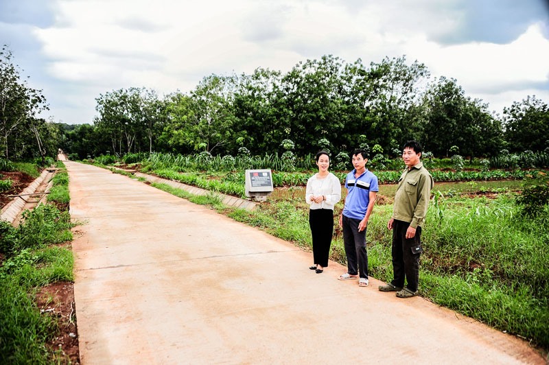 Bí thư Chi bộ thôn Sơn Hạ Nguyễn Ngọc Trung (ngoài cùng bên phải) đã tự nguyện hiến đất làm đường bê tông nối thôn Thủy Trung và Sơn Hạ - Ảnh: T.T