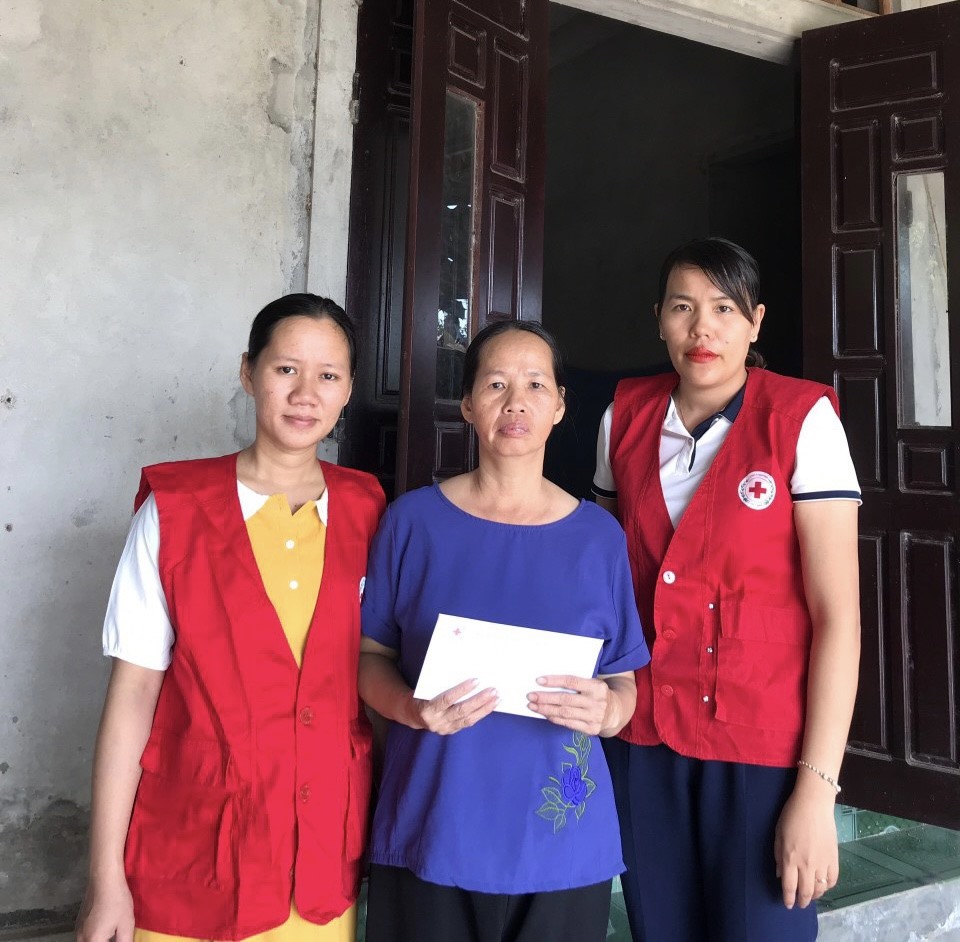 Trao hỗ trợ cho gia đình anh Trần Bá Toản ở xã Vĩnh Chấp, huyện Vĩnh Linh- Ảnh: NT