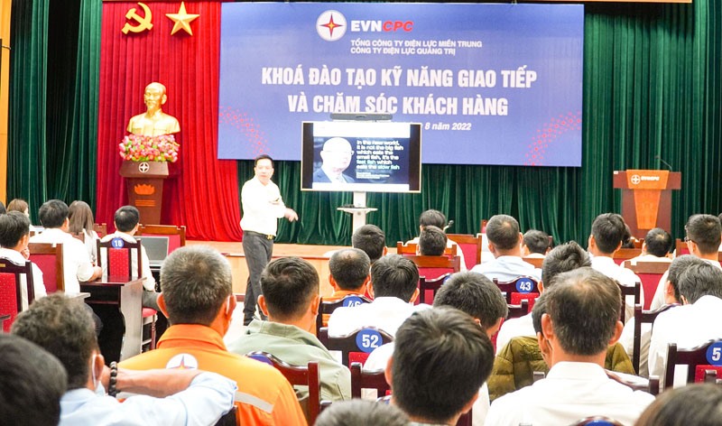 PC Quảng Trị tổ chức đào tạo kỹ năng giao tiếp và chăm sóc khách hàng cho CBCNV - Ảnh: L.K
