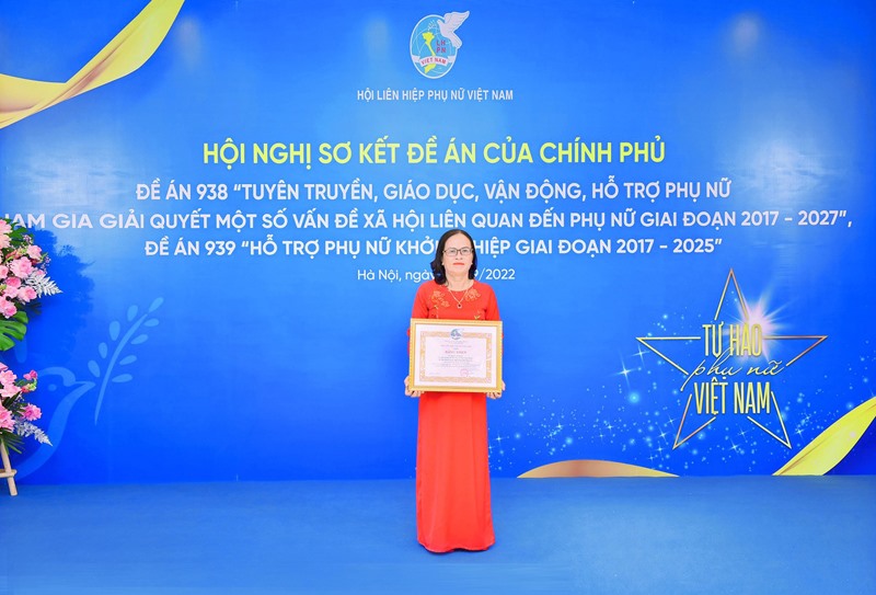 Chị Nguyễn Thị Quyên vinh dự được Trung ương Hội LHPN Việt Nam tặng bằng khen vì có thành tích trong thực hiện Đề án 938 -Ảnh: T.T