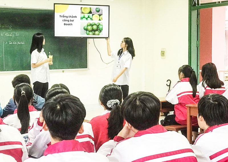 Học sinh lớp 10 chuyên Anh, Trường THPT chuyên Lê Quý Đôn trình bày nội dung về GDĐP trong một tiết học - Ảnh: T.L
