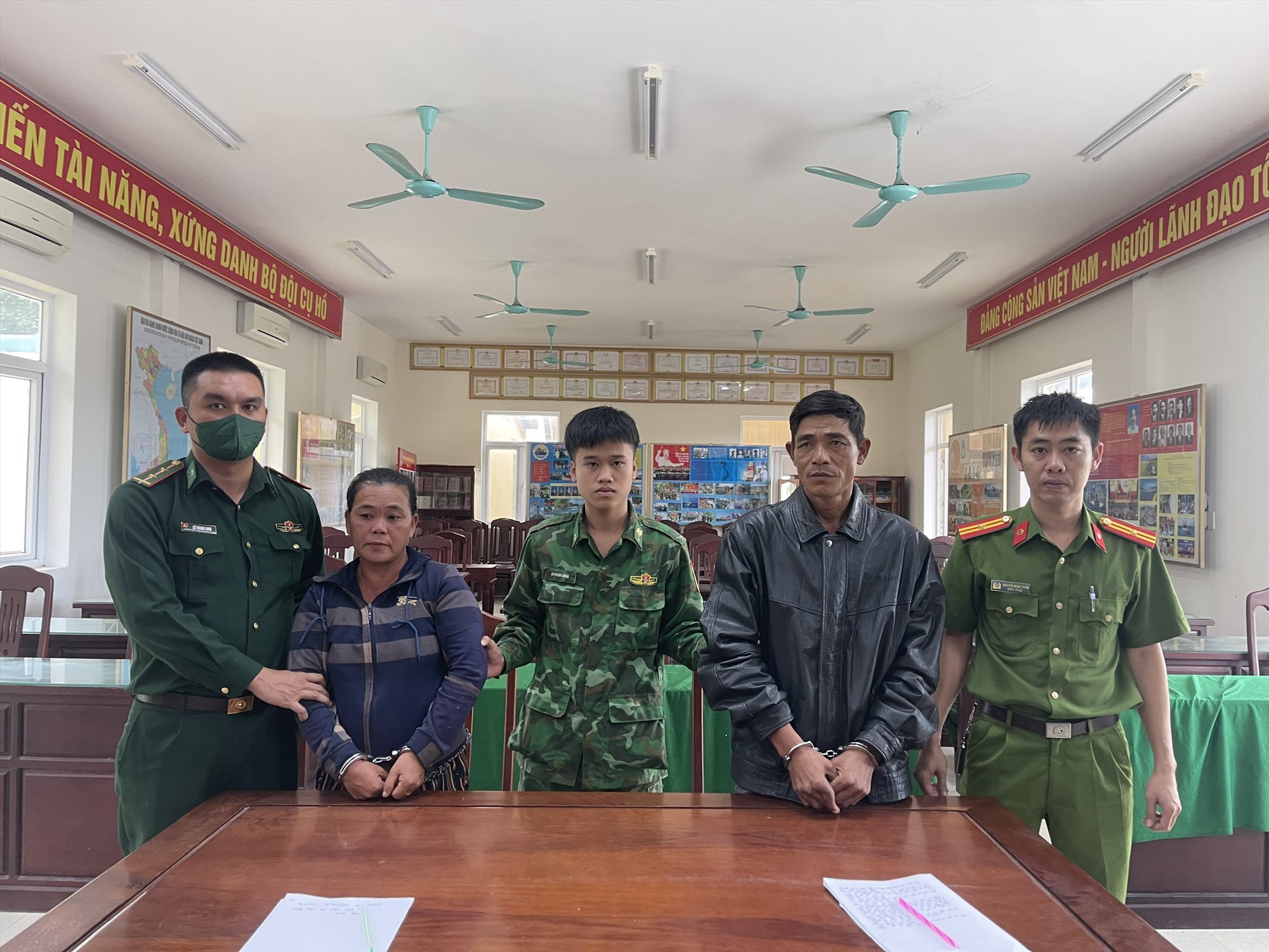 2 đối tượng Hồ Tuấn và Lê Thị Chinh bị bắt giữ khi đang vận chuyển 112kg pháo