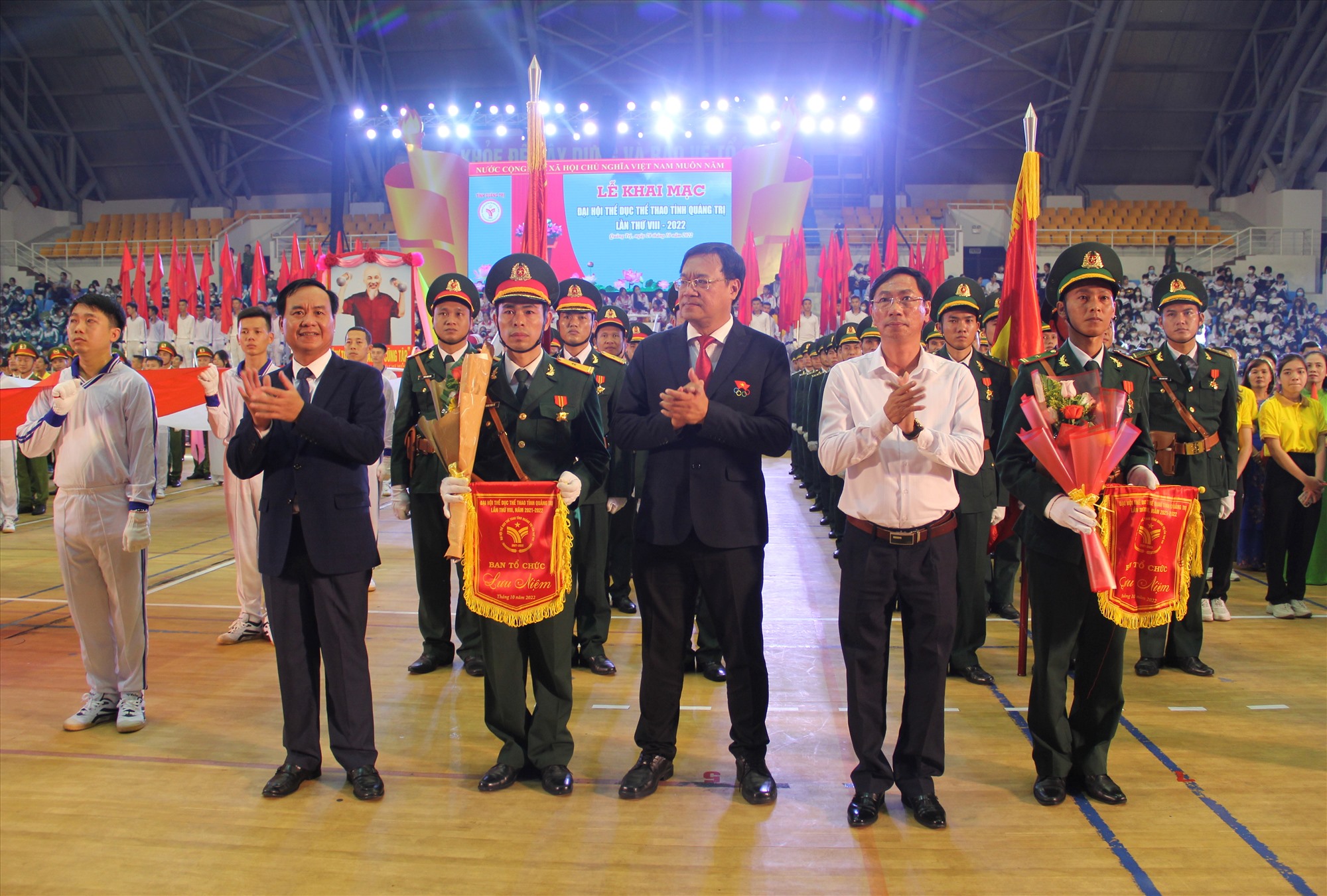 Chủ tịch UBND tỉnh Võ Văn Hưng tặng hoa và cờ lưu niệm cho các đoàn - Ảnh: MĐ