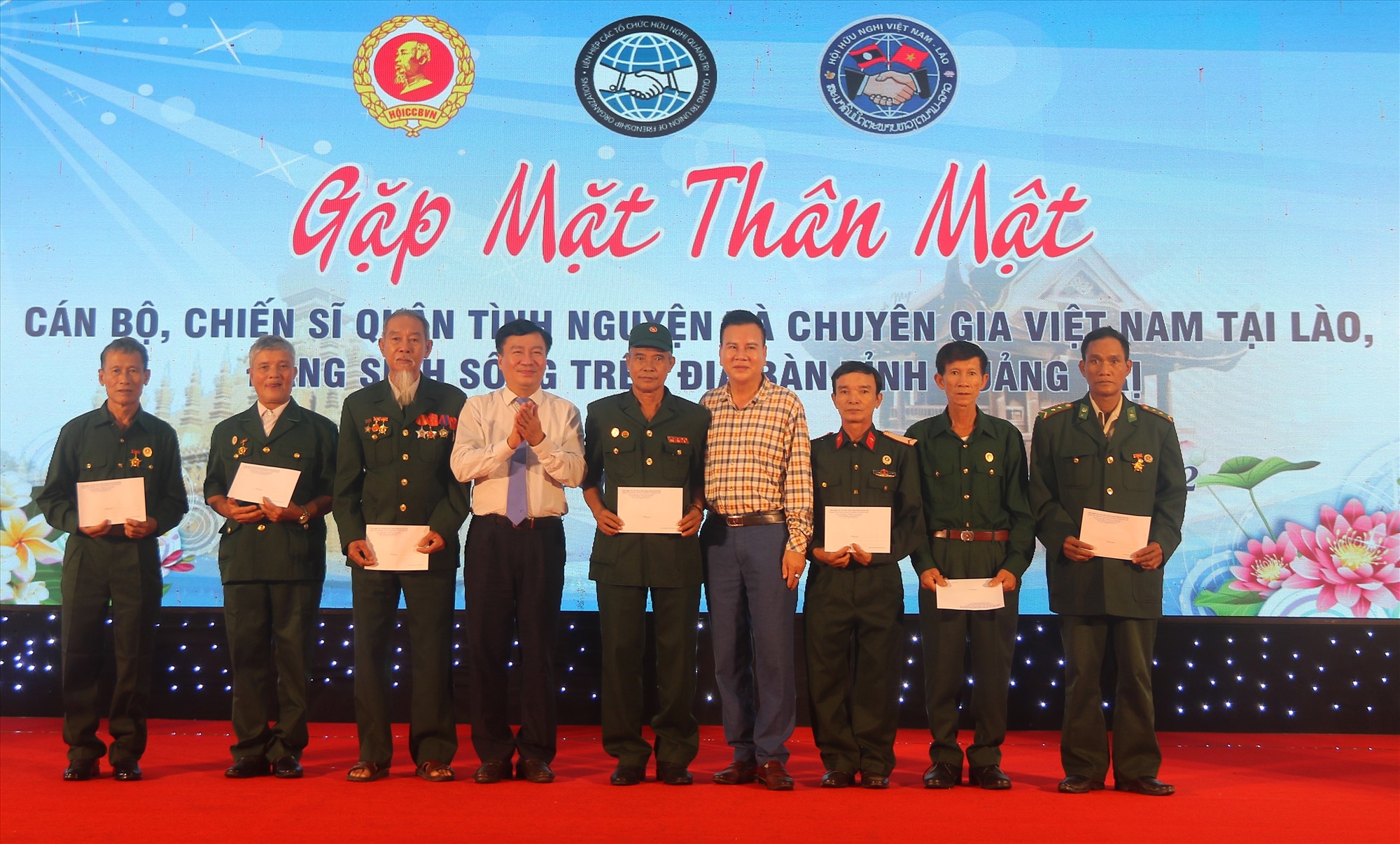 Chủ tịch Ủy ban MTTQ Việt Nam tỉnh Đào Mạnh Hùng tặng quà cho các cán bộ, chiến sĩ quân tình nguyện, chuyên gia Việt Nam từng công tác, chiến đấu tại Lào có hoàn cảnh khó khăn - Ảnh: N.B