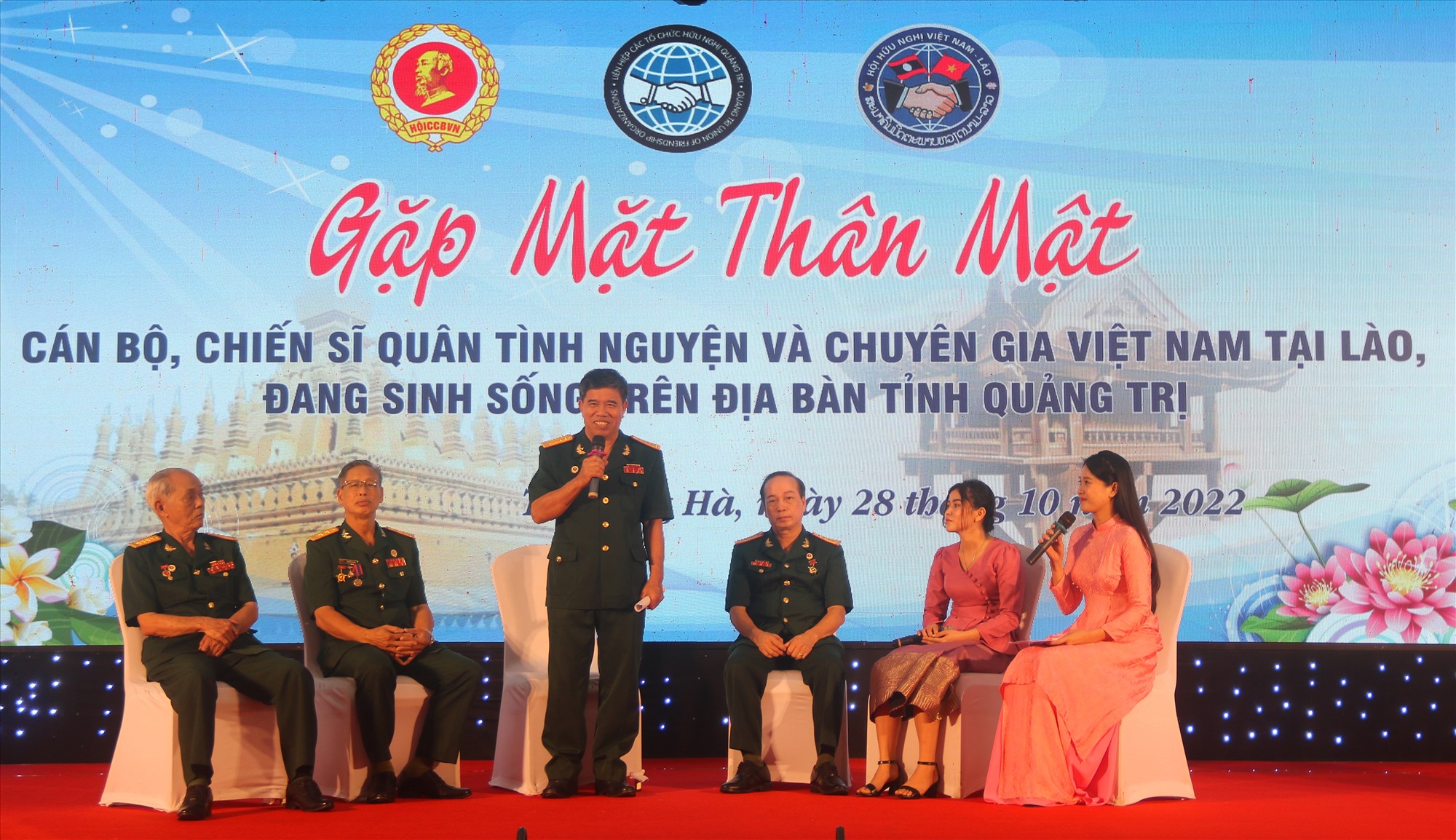 Các cán bộ, chiến sĩ quân tình nguyện, chuyên gia Việt Nam tại Lào ôn lại truyền thống, giao lưu cùng với thế hệ thanh niên nước bạn Lào - Ảnh: N.B