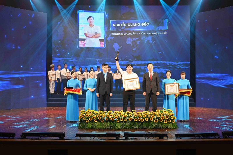 Nguyễn Quang Đức vinh (ở giữa) dự được Bộ Lao động, Thương binh và Xã hội tuyên dương - Ảnh: NVCC