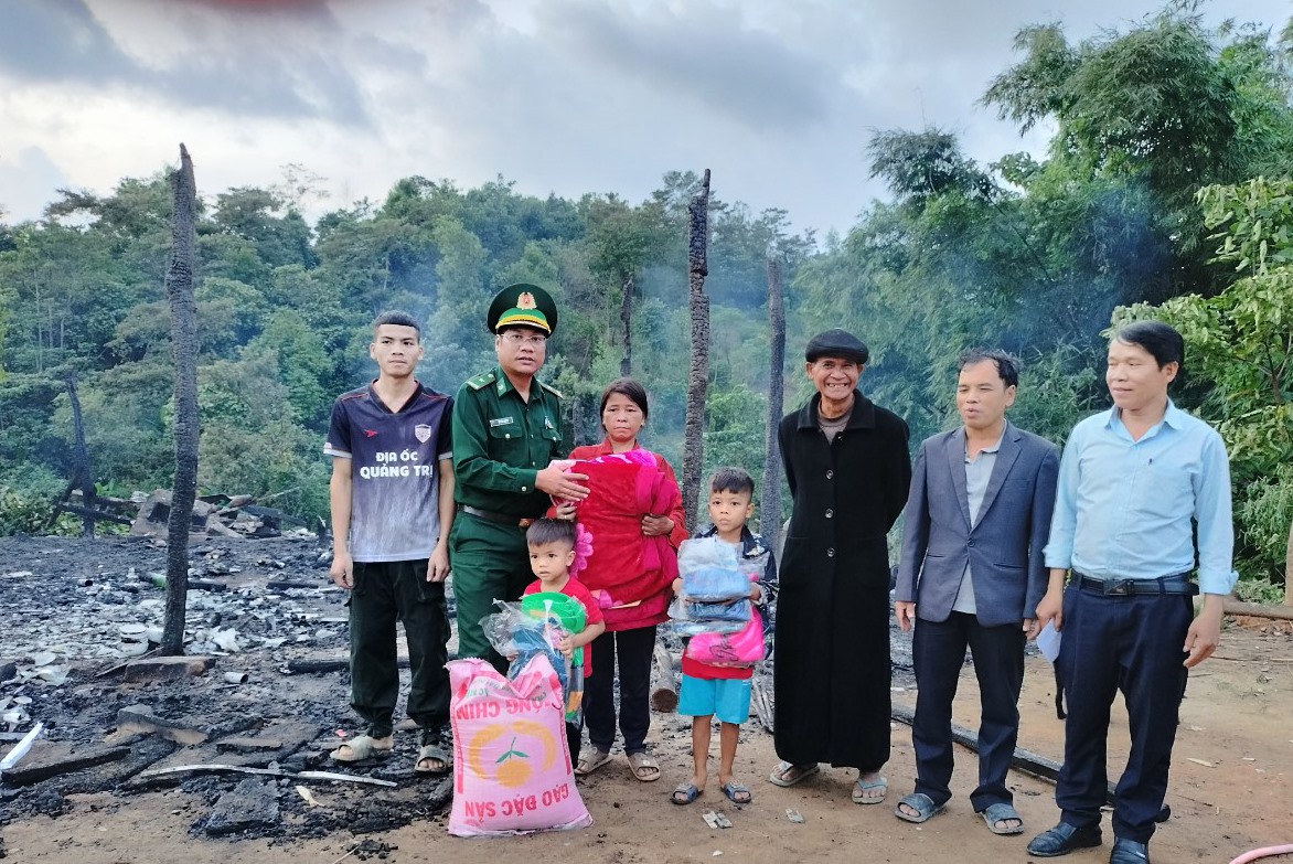 Đồn Biên phòng Ba Nang kịp thời đến động viên và hỗ trợ gia đình bị hỏa hoạn - Ảnh: P.T