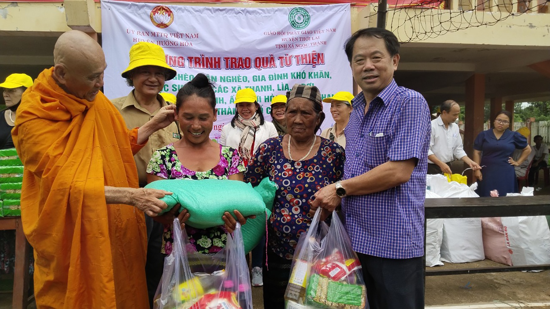 Trao tặng 200 suất quà cho người dân có hoàn cảnh khó khăn ở các xã Thanh, Lìa và A Dơi - Ảnh: BL
