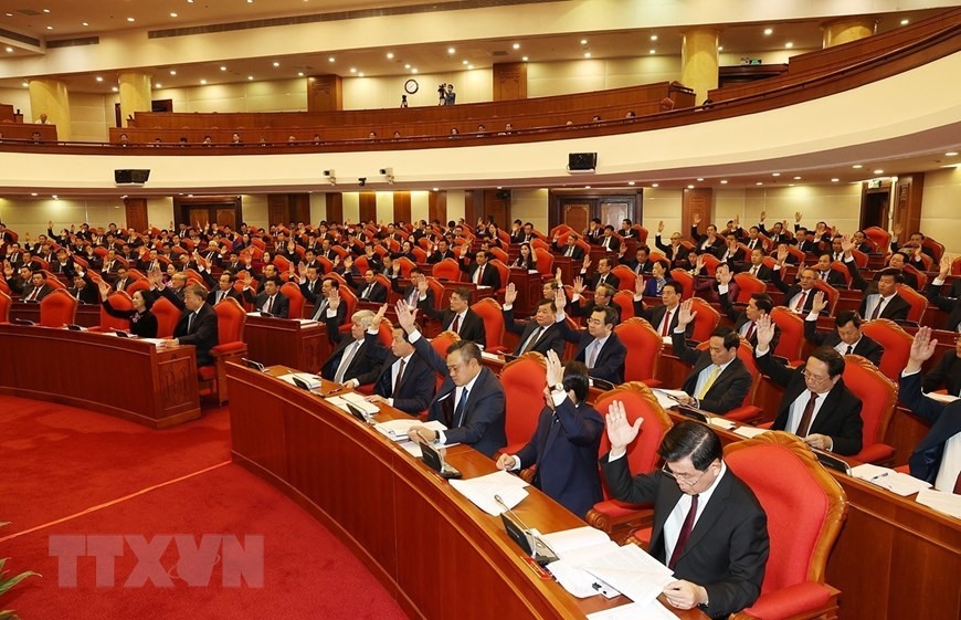 Các lãnh đạo Đảng, Nhà nước và các đại biểu biểu quyết thông qua chương trình hội nghị. (Ảnh: Trí Dũng/TTXVN)