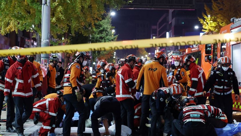 Nhân viên cứu hộ và lính cứu hỏa làm việc tại hiện trường vụ việc ở Seoul vào thứ Bảy, ngày 29/10.