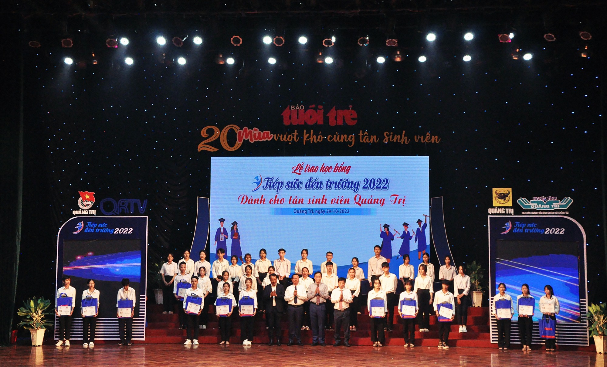 Lãnh đạo tỉnh, Hội Nhà báo Việt Nam và nhà tài trợ trao học bổng “Tiếp sức đến trường” cho tân sinh viên - Ảnh: Q.H