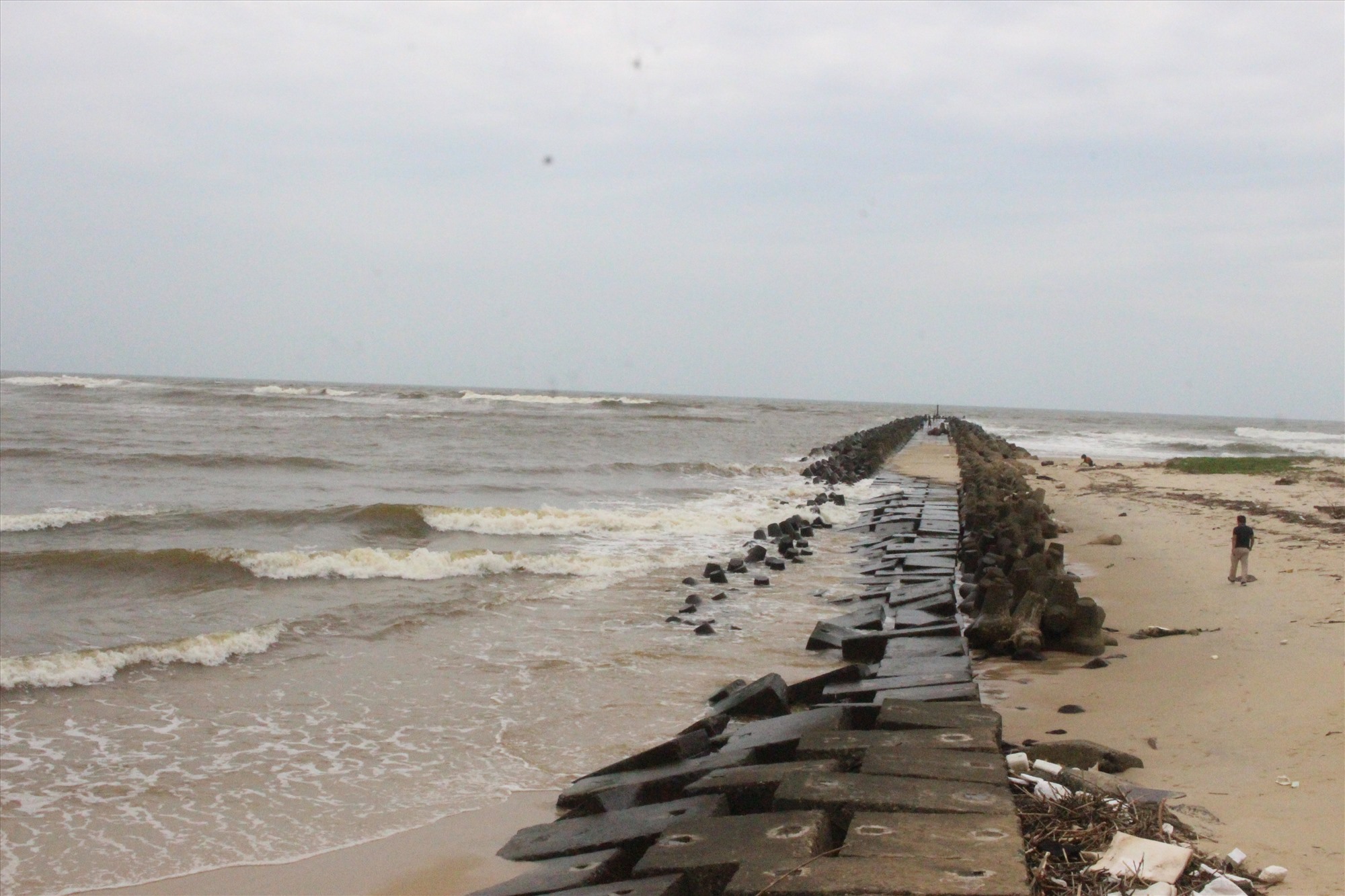 Công trình kè chắn sóng phía bờ Nam Cửa Tùng bị hư hỏng nghiêm trọng - Ảnh: T.T