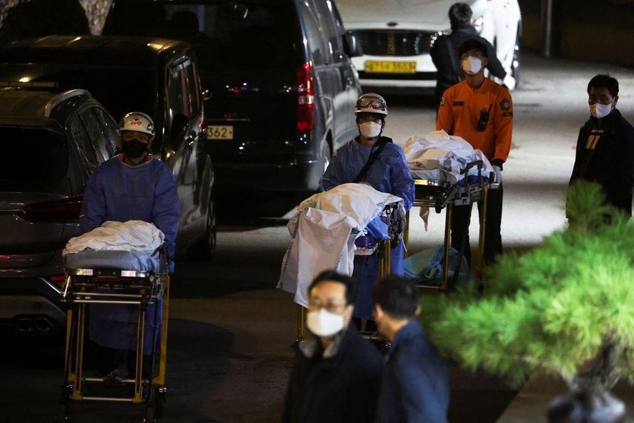 Thi thể các nạn nhân trong vụ giẫm đạp ở Itaewon, Seoul được đưa ra khỏi hiện trường. Ảnh: Reuters