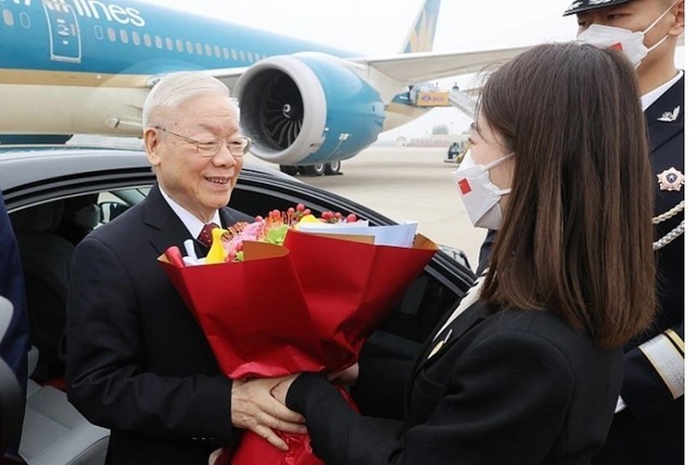 Nghi thức tặng hoa chào mừng tại lễ đón Tổng Bí thư Nguyễn Phú Trọng và Đoàn đại biểu cấp cao Đảng Cộng sản Việt Nam ở sân bay quốc tế Bắc Kinh. Ảnh TTXVN