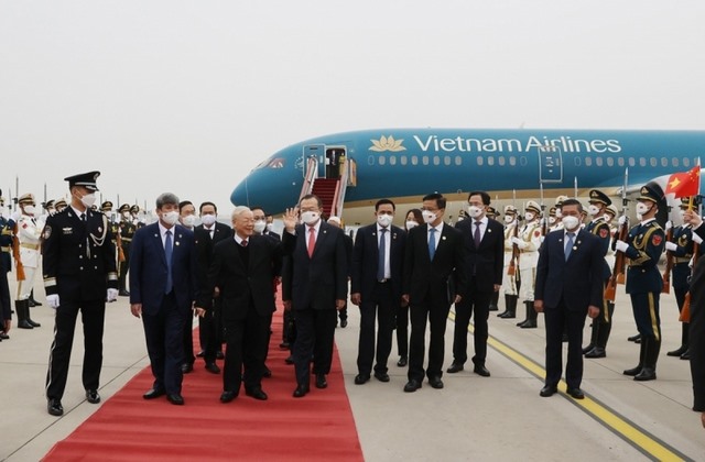 Tổng Bí thư Nguyễn Phú Trọng cùng Đoàn đại biểu cấp cao Đảng Cộng sản Việt Nam tại Sân bay Quốc tế Bắc Kinh. Ảnh TTXVN