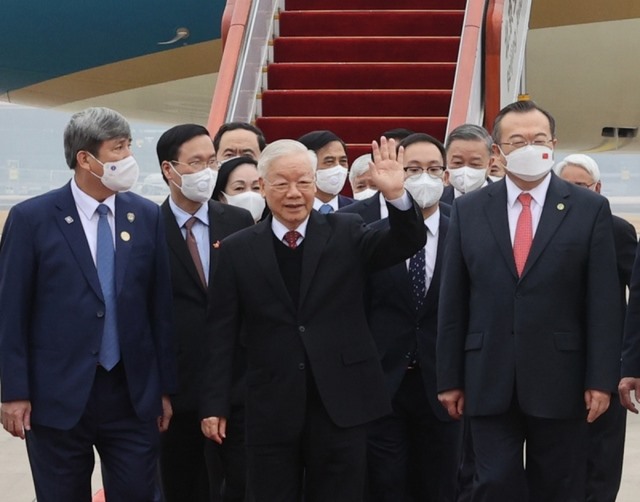 Tổng Bí thư Nguyễn Phú Trọng vẫy chào đại biểu Trung Quốc và cán bộ Đại sứ quán Việt Nam ra đón tại Sân bay Quốc tế Bắc Kinh. Ảnh TTXVN