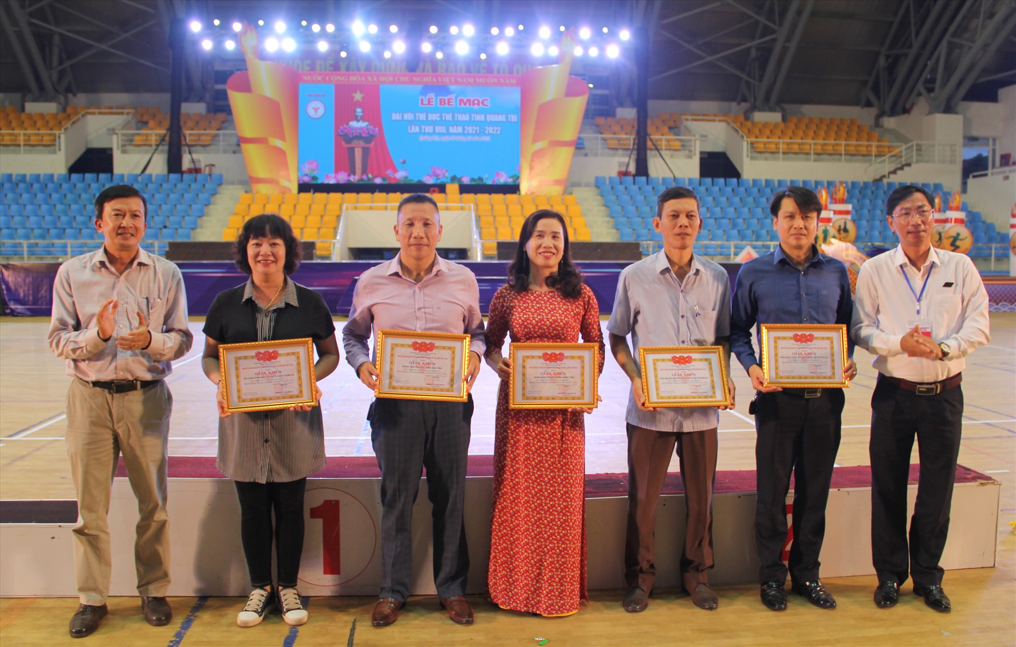 Tặng giấy khen cho 5 tập thể có thành tích xuất sắc trong công tác tổ chức Đại hội TDTT tỉnh - Ảnh: MĐ