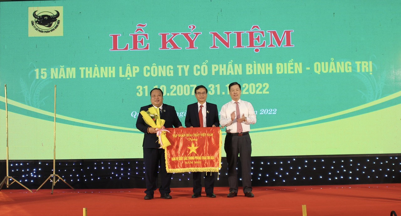 Công ty Cổ phần Bình Điền - Quảng Trị vinh dự nhận Cờ thi đua của Tập đoàn Hóa chất Việt Nam - Ảnh: H.T
