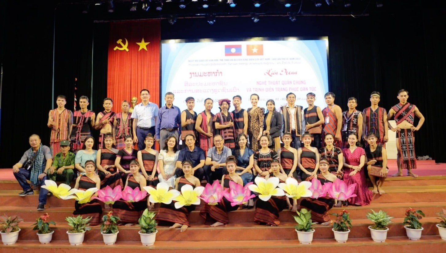Các nghệ nhân, nghệ sĩ, diễn viên, vận động viên quần chúng tỉnh Quảng Trị tham gia ngày hội - Ảnh: Phòng VH-TT Đakrông cung cấp