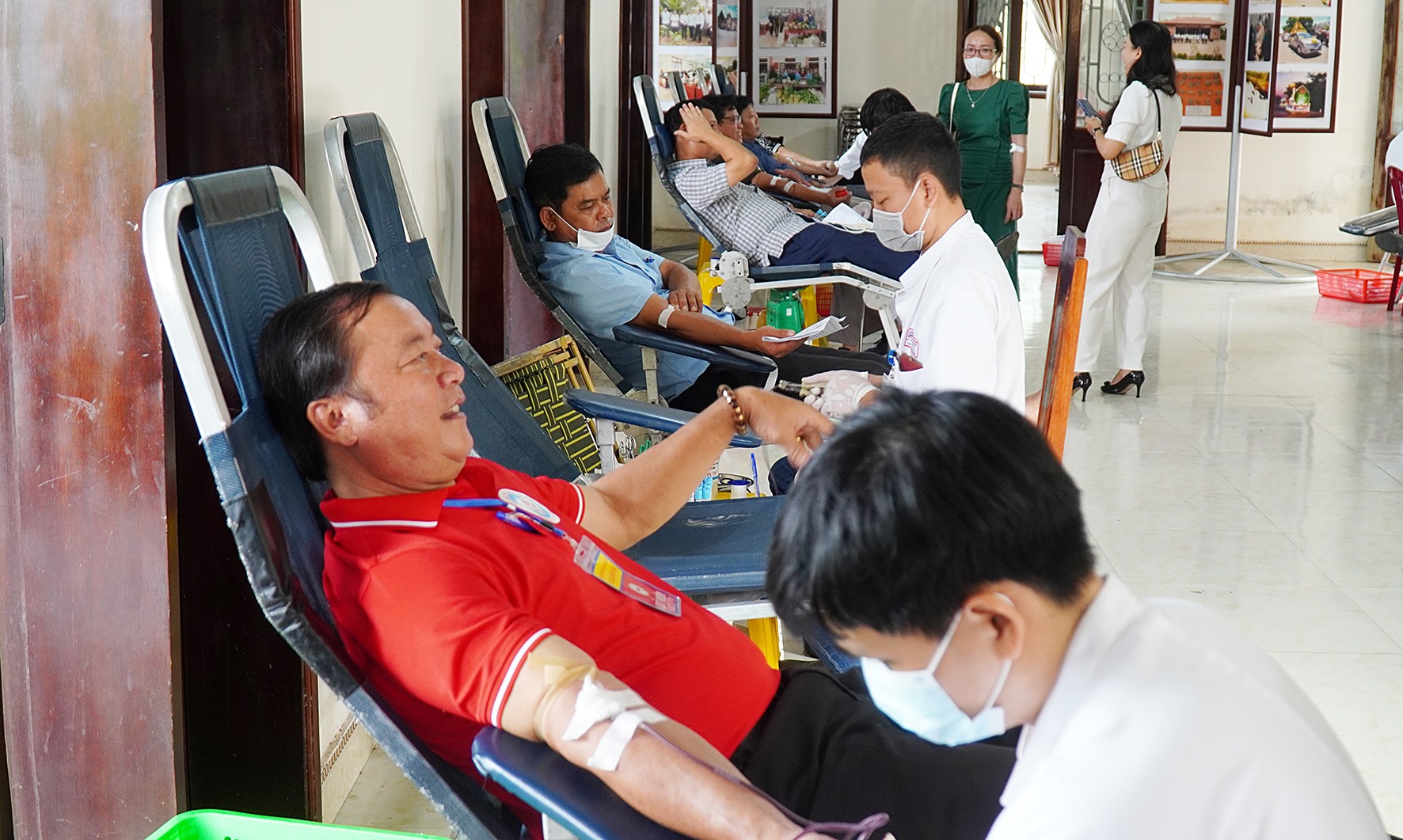 Đông đảo cán bộ và Nhân dân huyện Cam Lộ tham gia Ngày hội hiến máu tình nguyện-Ảnh: Anh Vũ