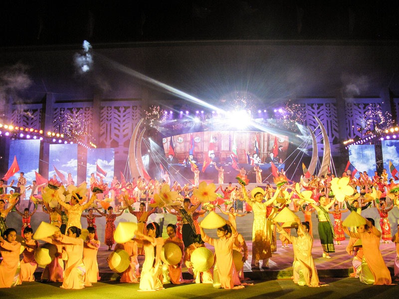 Lễ hội “Nhịp cầu xuyên Á” lần thứ III, năm 2012 tổ chức tại thành phố Đông Hà - Ảnh: PV
