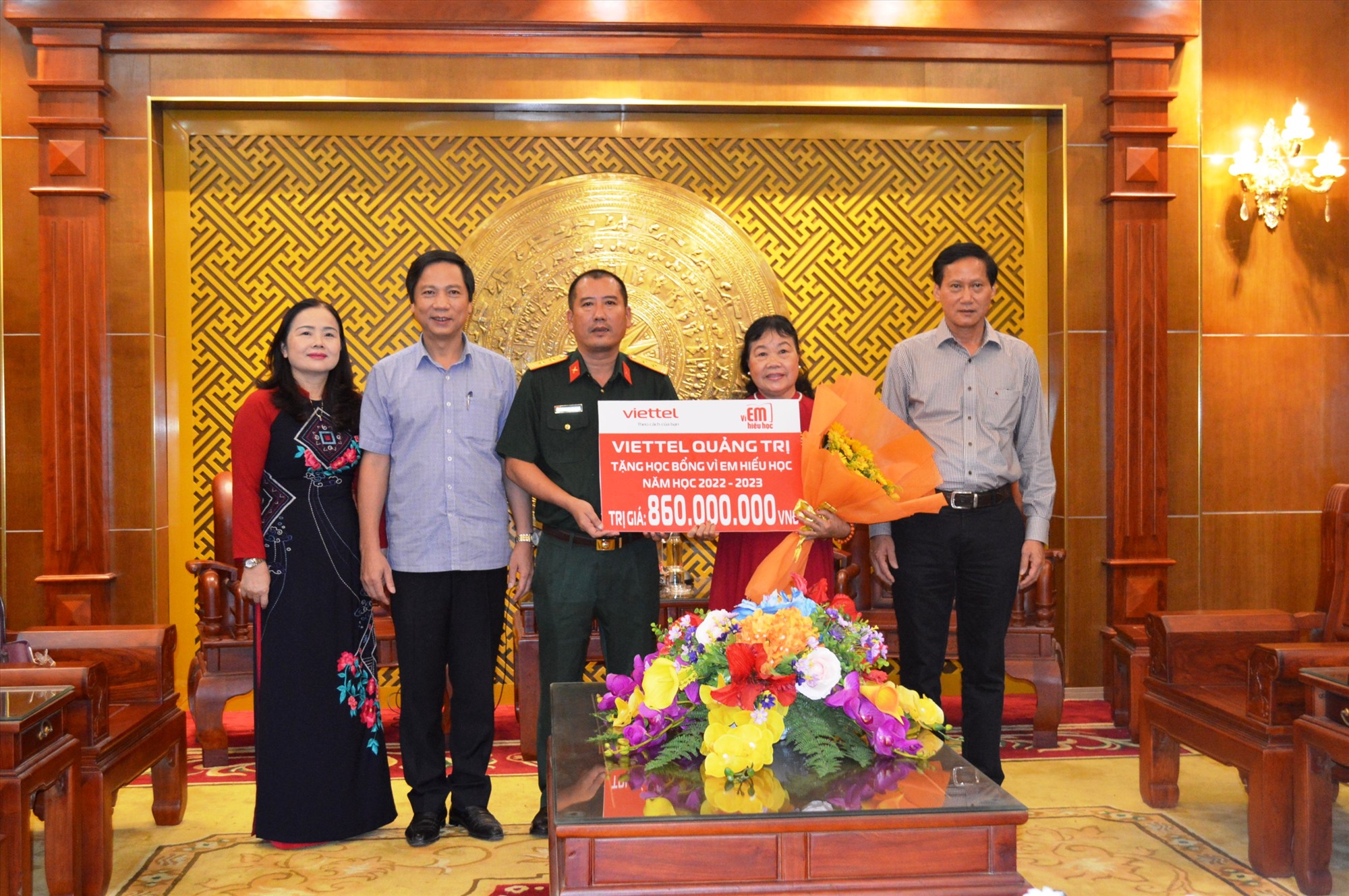 Đại diện Viettel Quảng Trị trao kinh phí học bổng “Vì em hiếu học” năm học 2022-2023 cho Hội Khuyến học tỉnh Quảng Trị - Ảnh: ĐV