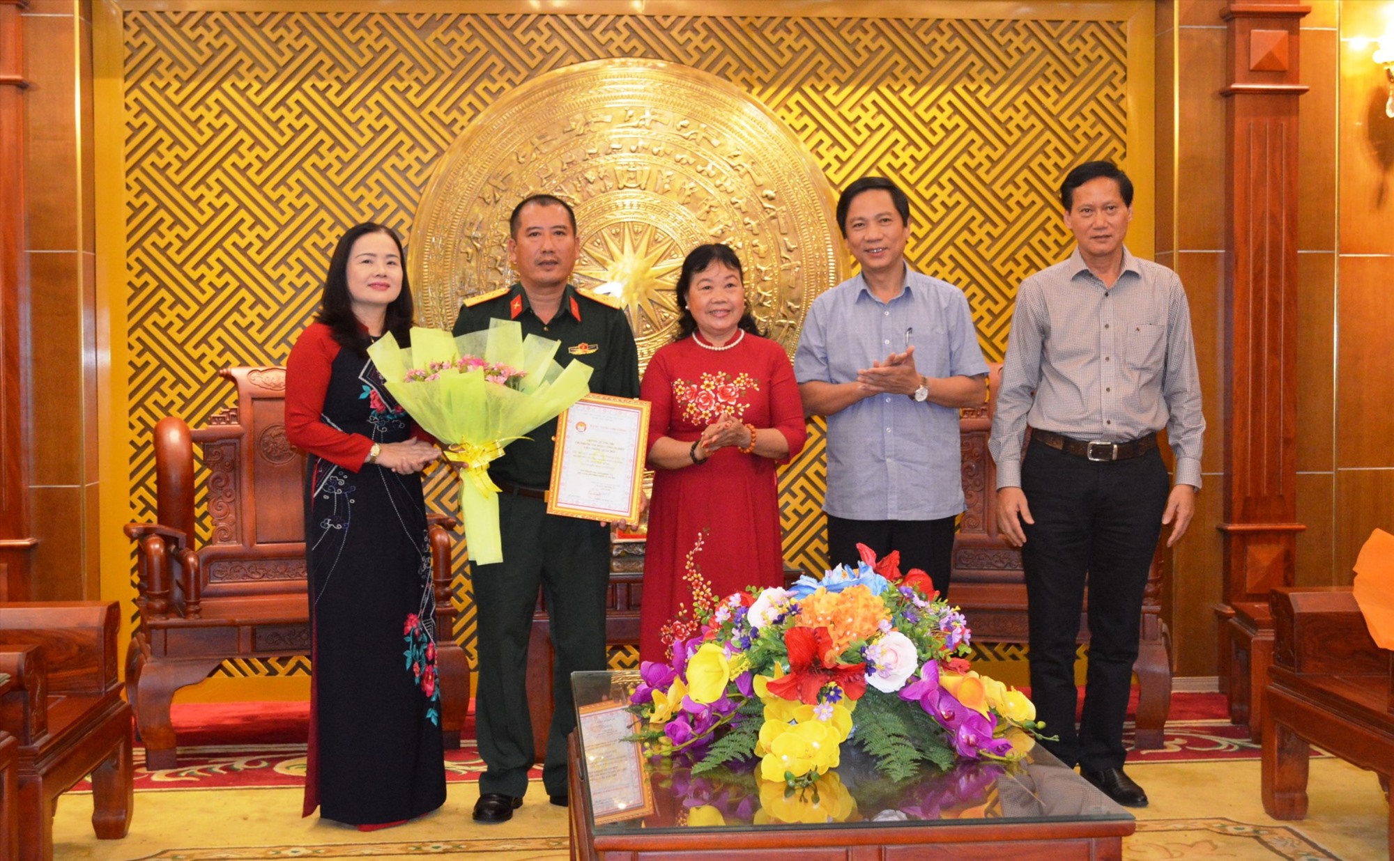 Hội Khuyến học tỉnh Quảng Trị trao bảng vàng ghi công cho Viettel vì sự đồng hành, hỗ trợ cho sự nghiệp giáo dục của tỉnh - Ảnh: ĐV