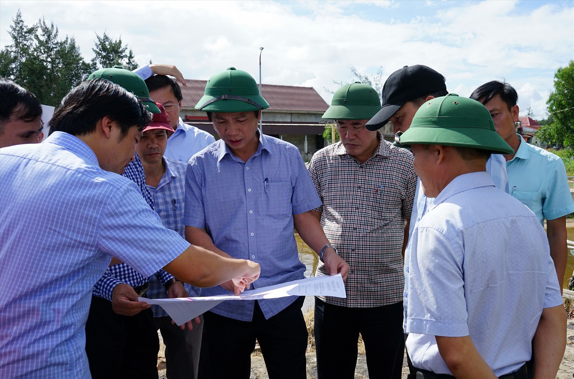 Phó Chủ tịch UBND tỉnh Hoàng Nam kiểm tra thực địa địa điểm xây dựng Cảng du lịch Cửa Việt - Ảnh: L.A