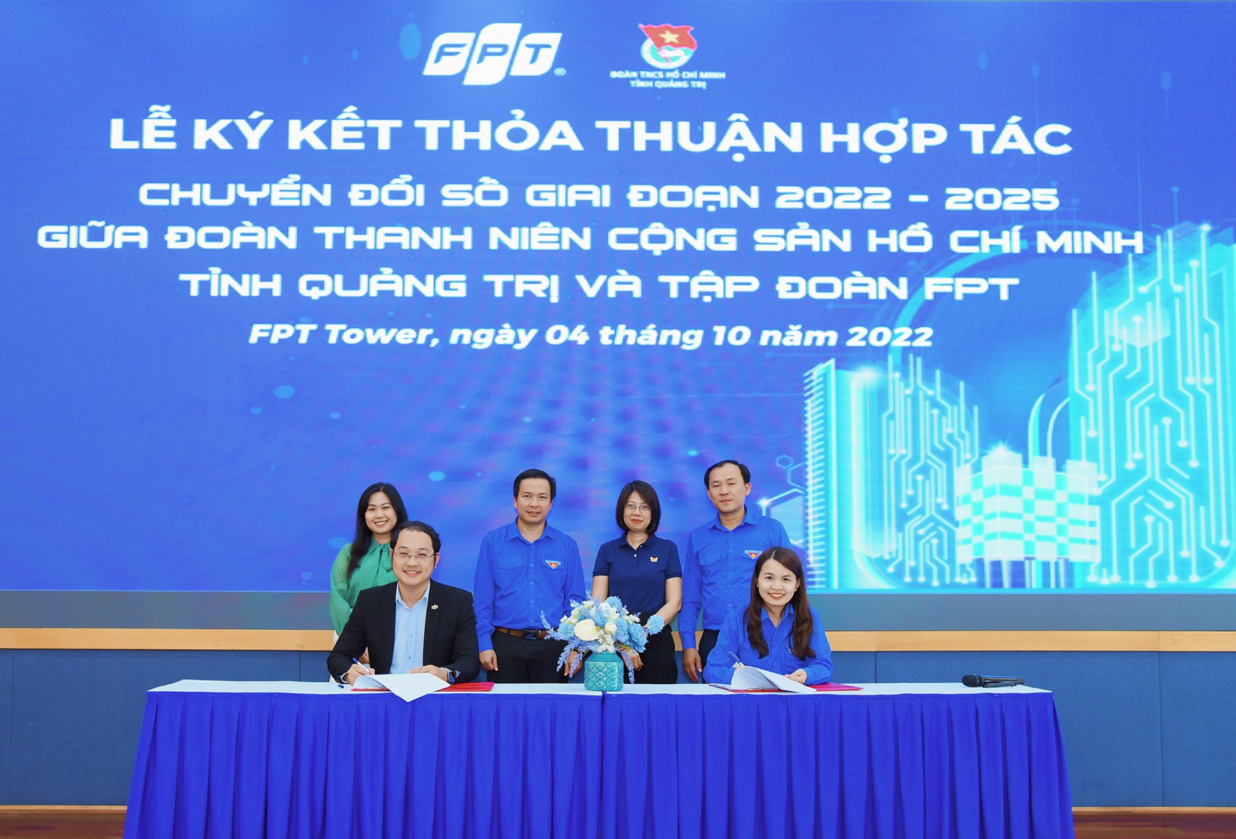 Bí thư Tỉnh đoàn, Chủ tịch Hội LHTN Việt Nam tỉnh Trần Thị Thu và ông Chu Quang Huy, Giám đốc nhân sự Tập đoàn FPT ký kết thỏa thuận hợp tác - Ảnh: TĐQT