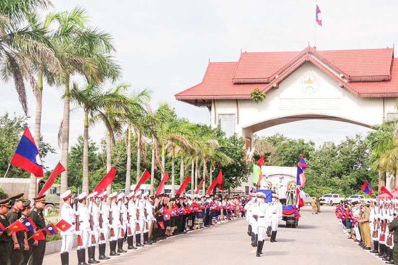 Toàn cảnh lễ bàn giao và đón nhận hài cốt liệt sĩ quân tình nguyện và chuyên gia Việt Nam hy sinh tại Lào mùa khô 2021 - 2022 tại Cửa khẩu quốc tế Đen Sa Vẳn - Ảnh: K.N