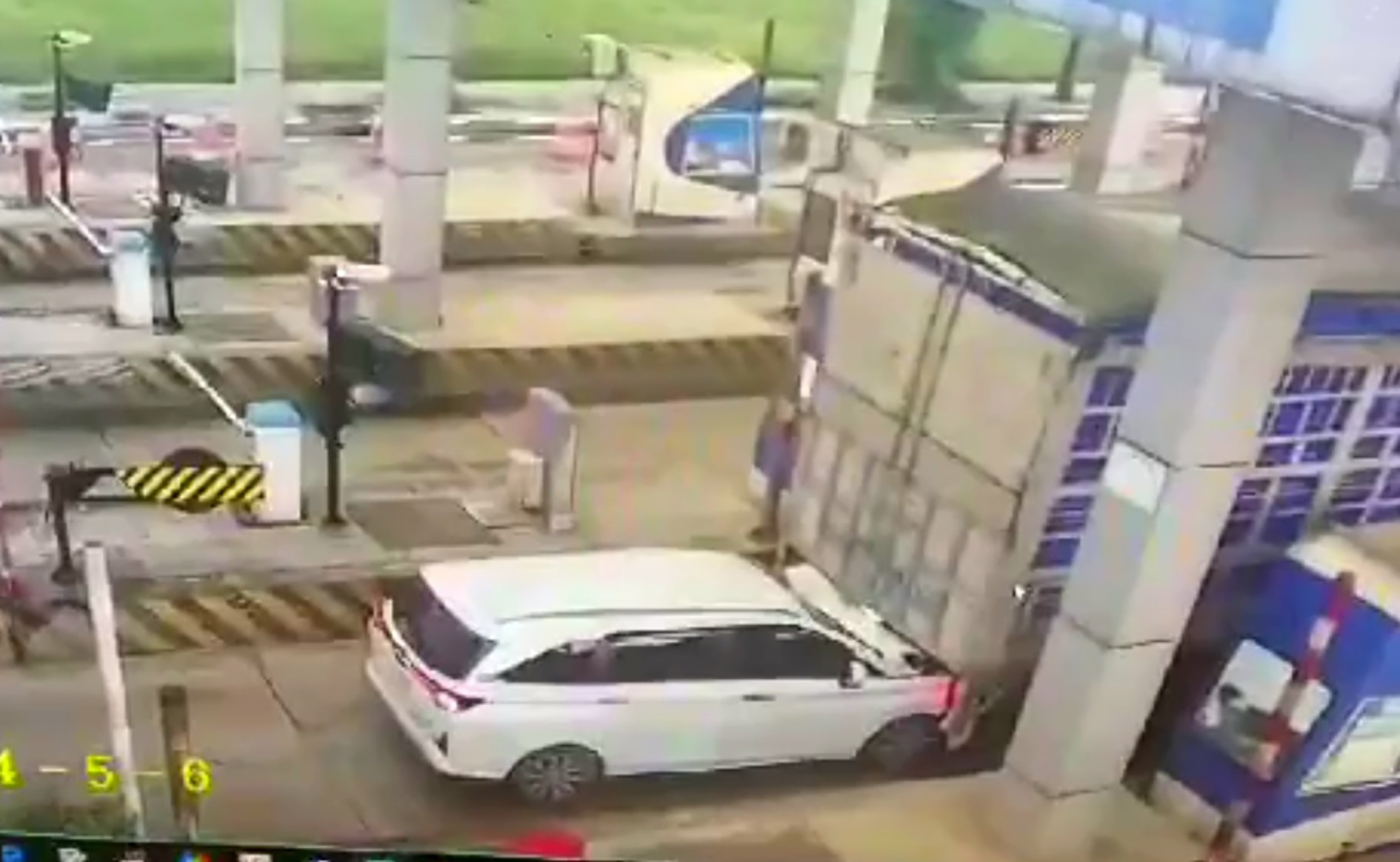 Xe ô tô đâm vào đuôi xe tải khi qua Trạm thu phí BOT Quảng Trị - Ảnh cắt từ clip công ty cung cấp