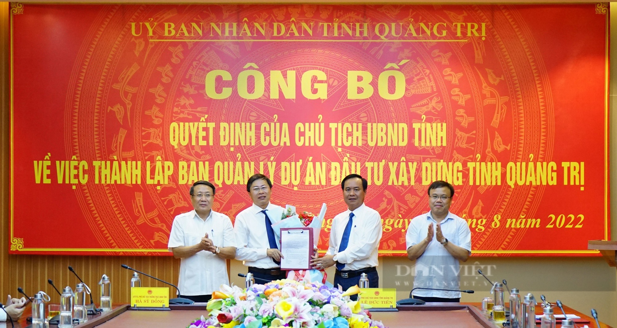Ông Nguyễn Thanh Bình - Giám đốc Ban quản lý dự án đầu tư xây dựng tỉnh Quảng Trị (thứ 2 từ trái sang). Ảnh: NV