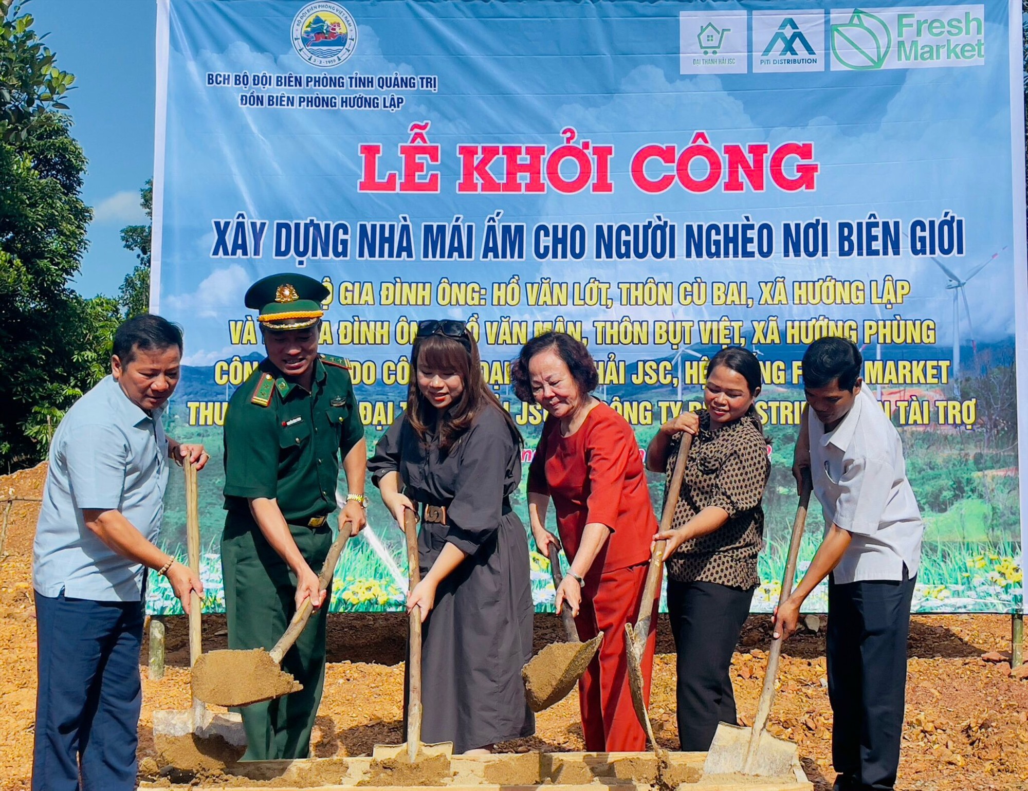 Khởi công xây dựng nhà cho gia đình ông Hồ Văn Lót, thôn Cù Bai, xã Hướng Lập - Ảnh: ĐT