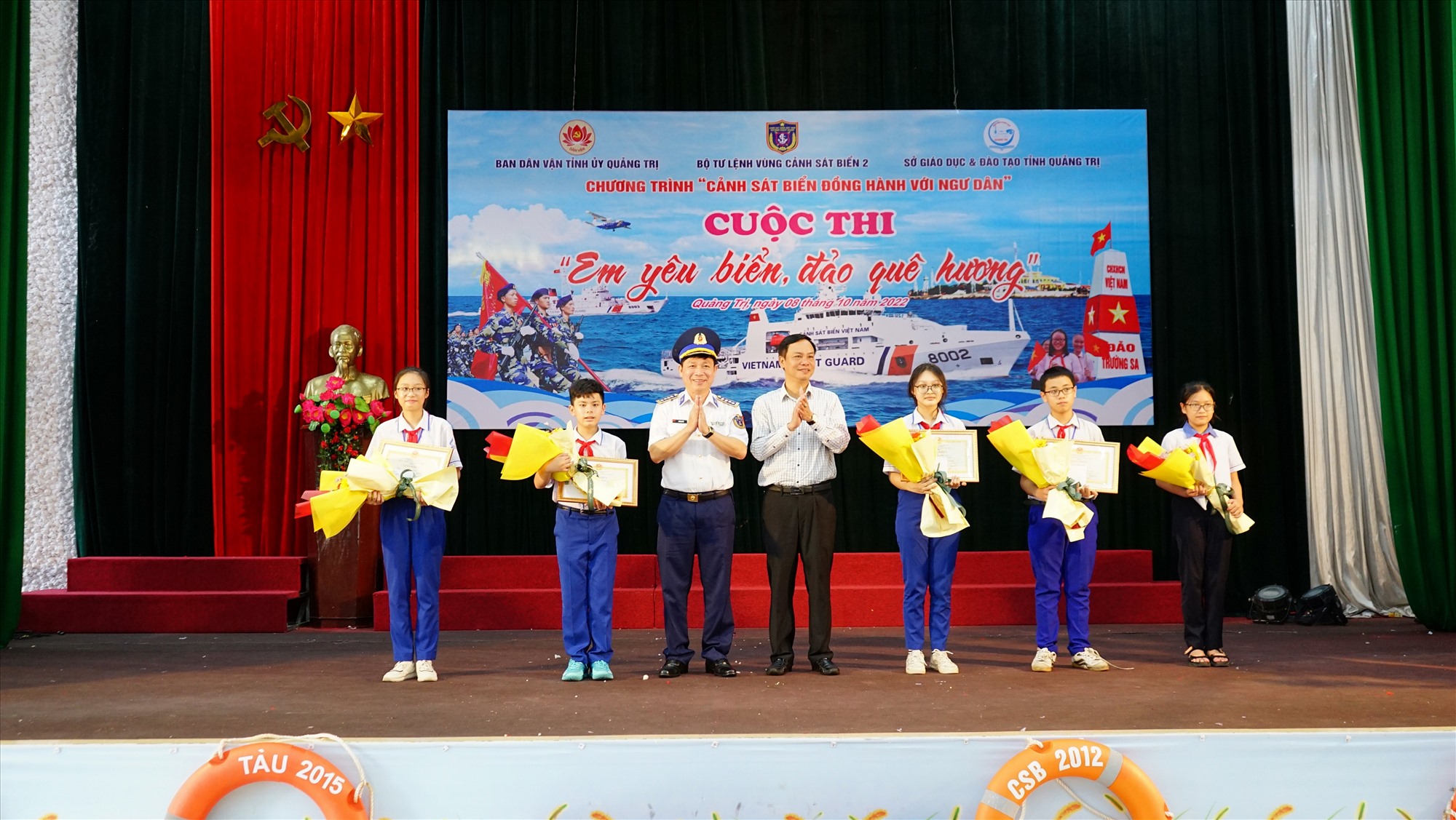 Ban Tổ chức trao giải cho các em học sinh đạt giải tại cuộc thi “Em yêu biển, đảo quê hương” - Ảnh: L.A