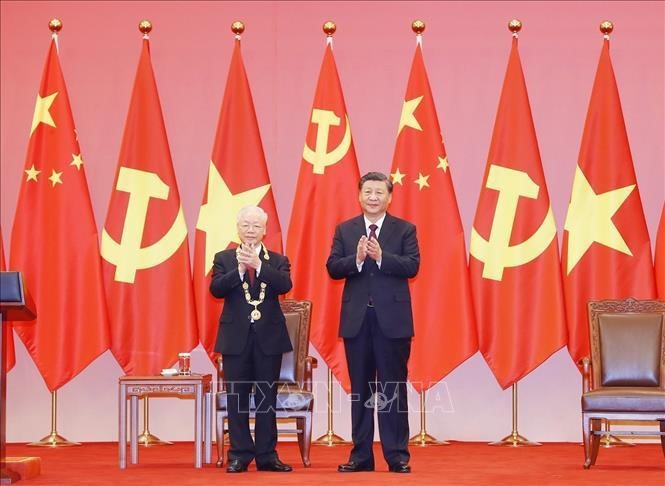 Tổng Bí thư, Chủ tịch Trung Quốc Tập Cận Bình trao Huân chương Hữu nghị tặng Tổng Bí thư Nguyễn Phú Trọng.