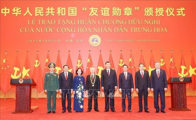 Tổng Bí thư, Chủ tịch Trung Quốc Tập Cận Bình và Tổng Bí thư Nguyễn Phú Trọng chụp ảnh chung với các thành viên Đoàn đại biểu cấp cao Việt Nam tại buổi lễ.