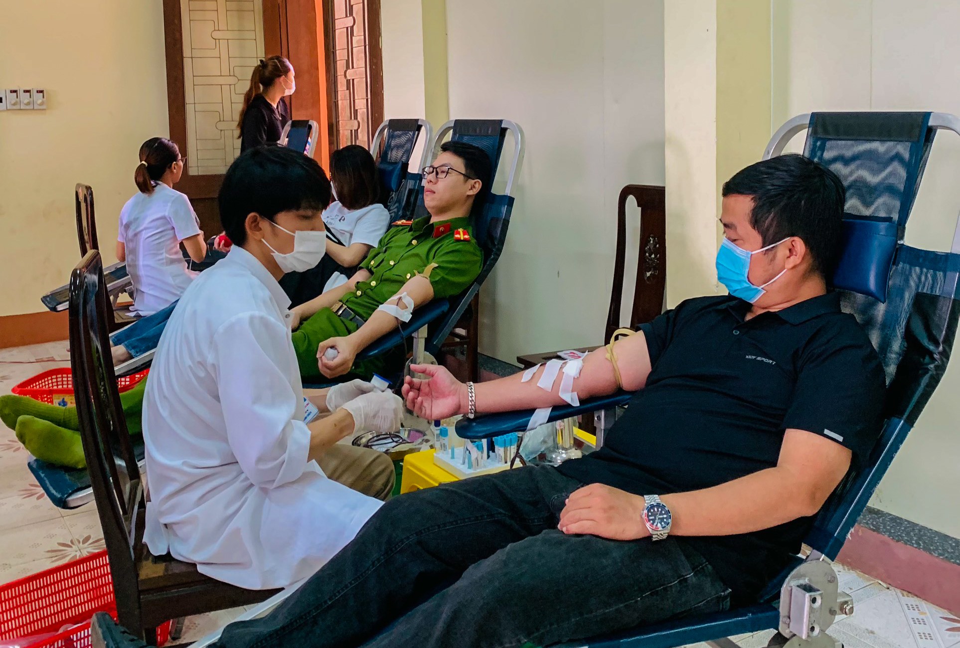 Có 500 cán bộ, chiến sĩ công an, công chức, viên chức, giáo viên và người dân trên địa bàn huyện đăng ký tham gia hiến máu - Ảnh: Trần Tuyền