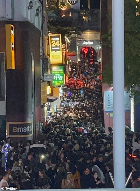Con phố hẹp chật cứng người dự lễ hội Halloween trong đêm thảm kịch Itaewon ngày 29/10. Ảnh: Twitter