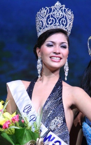 Người đẹp Janina San Miguel mới chỉ 17 tuổi khi cô giành chiến thắng tại cuộc thi Hoa hậu Philippines.