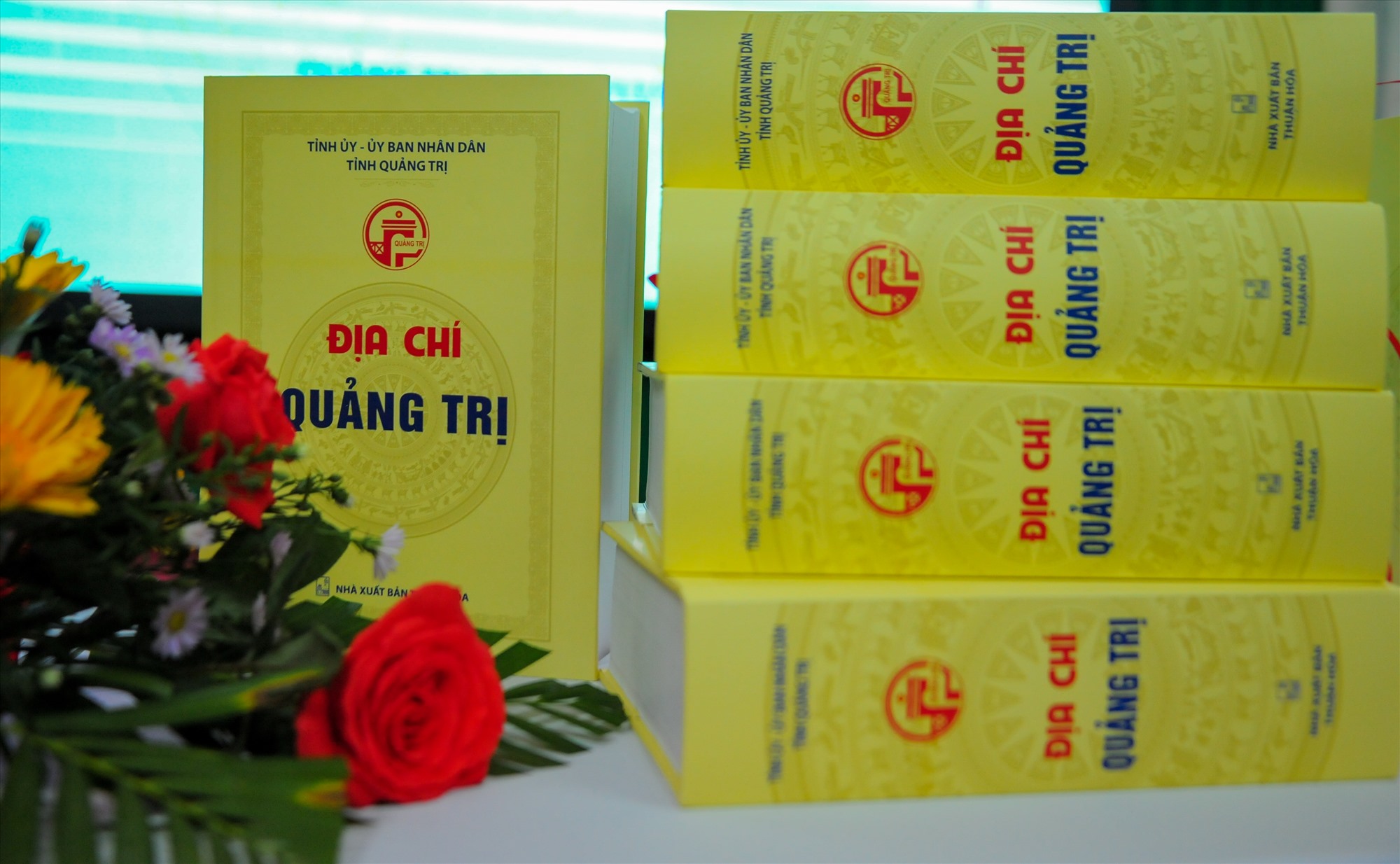 Sở Khoa học và Công nghệ phối hợp với Nhà xuất bản Thuận Hóa xuất bản 250 cuốn Địa chí Quảng Trị trong dịp kỷ niệm 50 năm Ngày giải phóng Quảng Trị - Ảnh: Trần Tuyền