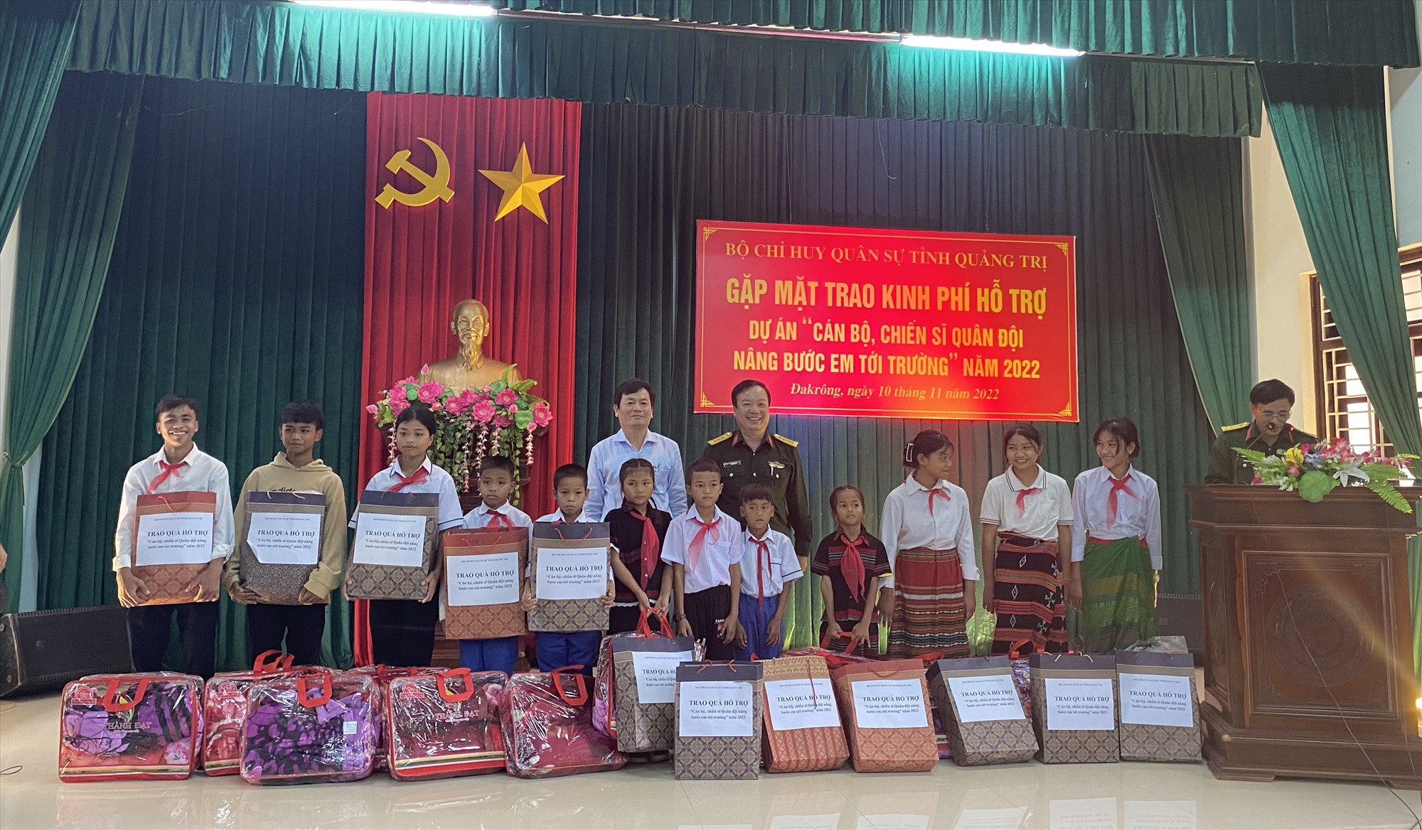 Cán bộ Bộ CHQS tỉnh trao các suất hỗ trợ học tập cho học sinh người dân tộc thiểu số - Ảnh: Minh Vũ