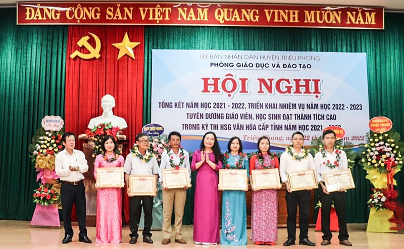 Phòng GD&ĐT Triệu Phong làm tốt công tác thi đua- khen thưởng - Ảnh: N.V