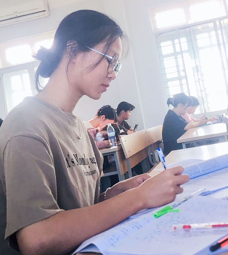 Em Trần Thị Ngọc Bích luôn mong muốn được tiếp tục học trường đại học mà em mơ ước - Ảnh: NVCC