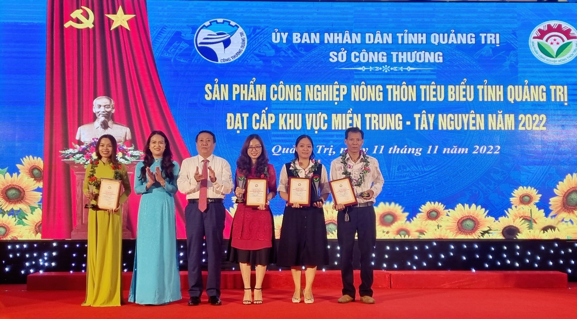 Phó Chủ tịch Thường trực UBND tỉnh Hà Sỹ Đồng trao Giấy chứng nhận của Cục Công thương địa phương cho 4 sản phẩm CNNT tiêu biểu khu vực miền Trung - Tây Nguyên năm 2022 - Ảnh: K.S