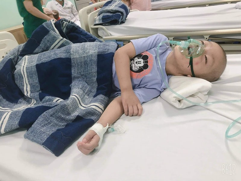 Cháu Nguyễn Hoàng Trung Kiên chỉ vừa tròn 3 tuổi nhưng đã có gần 2 năm chống chọi với căn bệnh u túi noãn hoàn quái ác - Ảnh: H.T