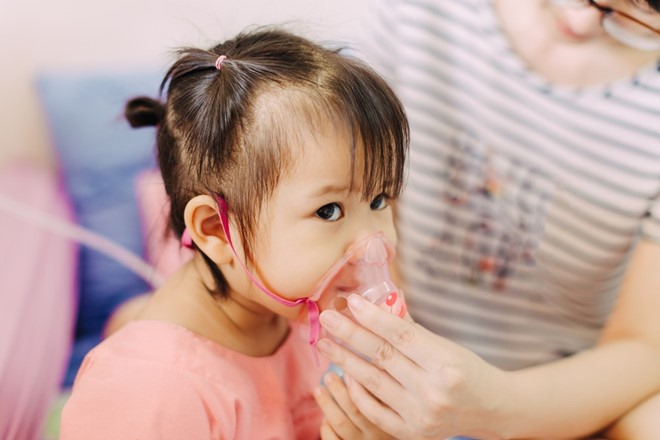 Nhiều trẻ mắc bệnh về đường hô hấp.